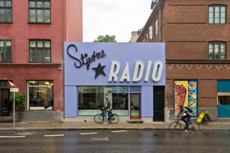 Blandt Stripklubber & Shawarmabarer Bliver Modstandsbevægelsen Vækket Til Live: Gademuseet Stjerne Radio